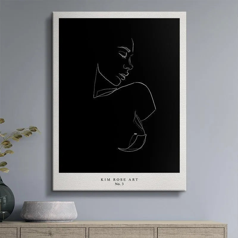 Left side angle view showcasing the figurative sketch present in the Mathild N.3 - Black print.